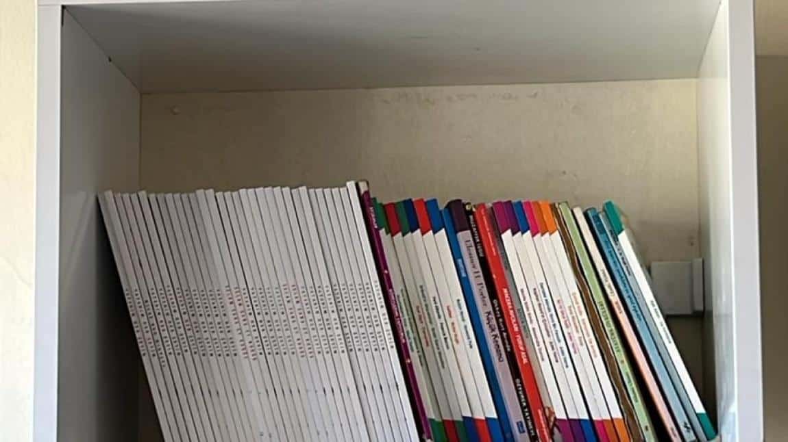 Sınıf Dolaplarına Yeni Kitaplar Yerleştirildi
